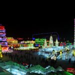 Ледяные дворцы Харбина в вечерней подсветке